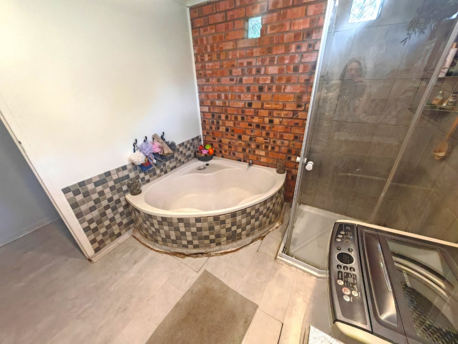 8 Bedroom Property for Sale in Fleurdal Free State